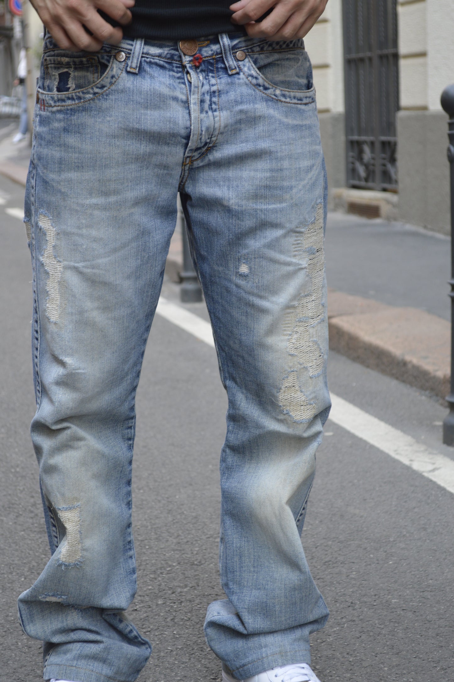 DISTRESSED JEANS